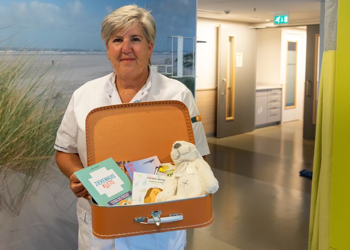 Verpleegkundige Maria van Middelkoop vindt het belangrijk dat ouders en kinderen naar aanleiding van de spullen uit de troostkoffer in gesprek gaan over kanker.
