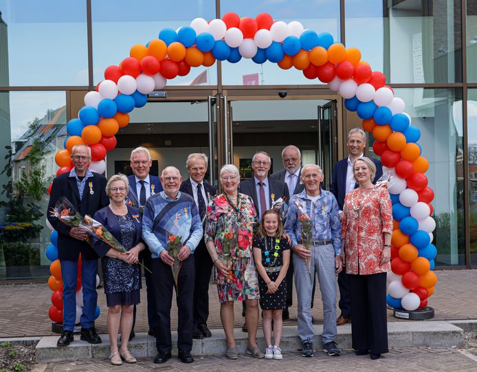 De lintjesdragers van Dalfsen, de kinderburgemeester en burgemeester Erica van Lente.