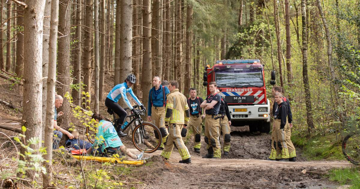 Mountainbiker komt hard ten val in Lage Vuursche, brandweer schiet te hulp | Amersfoort