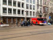 Brandweer rukt uit om smurrie van voetpad te poetsen in de Vlaanderenstraat