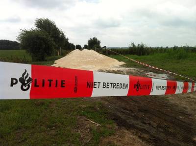 Landbouwsluis als wapen in strijd tegen afvaldumpers op de Polderdijk in Lithoijen