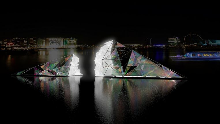 Als een glanzend bergkristal ligt Infinate in het Oosterdok Beeld Balmond Studio