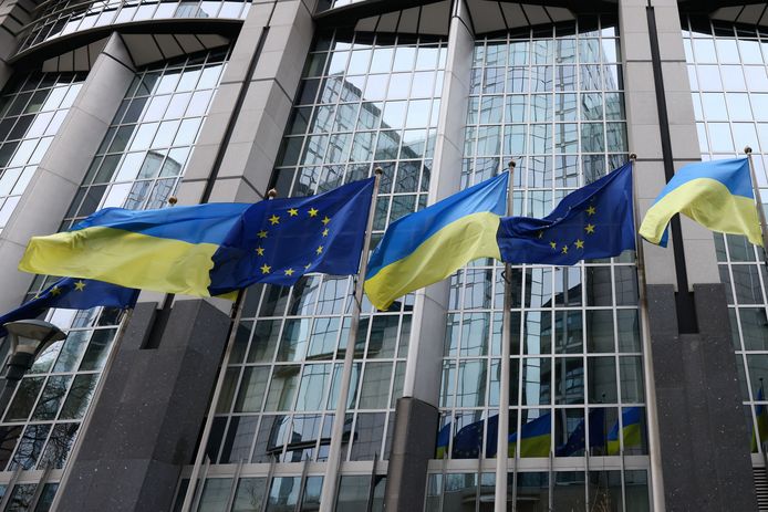 Oekraïense vlaggen voor het Europees Parlement op 24 februari, precies een jaar na de start van de Russische invasie van Oekraïne. De EU-lidstaten hebben een akkoord bereikt over het tiende sanctiepakket tegen Rusland.