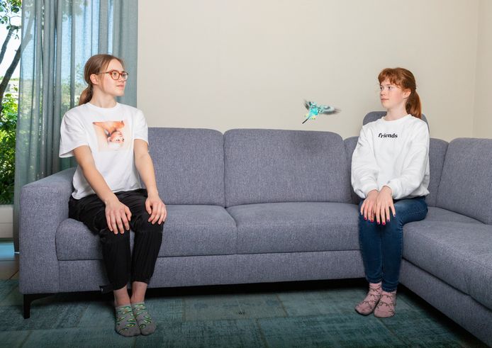 Vriendinnen Laura en Zoë ontmoeten elkaar weer na maanden, nu in de 1,5-meter samenleving.