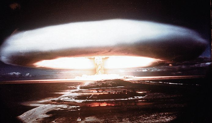 Een nucleaire explosie in 1971 op het atol Mururoa.