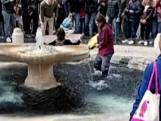 Klimaatactivisten gieten zwarte vloeistof in fontein in Rome