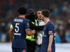 Un supporter surgit derrière Messi, des affrontements avec la police, Neymar visé par des projectiles: un Classique sous tensions
