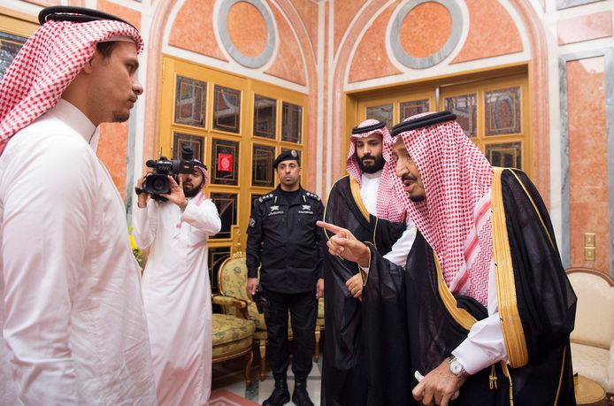 De Saudische koning Salman en zijn zoon Mohammed bin Salman ontvangen de zonen van Khashoggi.
