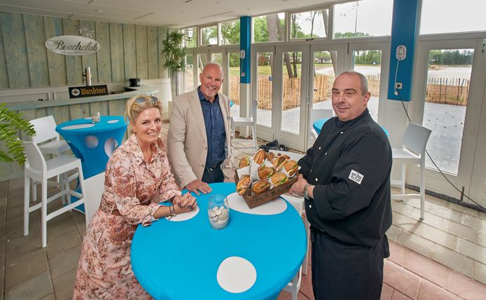 Annemiek Hofmans, Toine Beljaars en David van Beek in de nieuwe Beachclub De Maashorst.