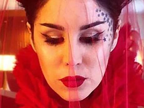 Tattoo-artieste Kat von D trouwt in bloedrode japon opnieuw met echtgenoot