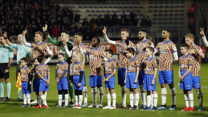 Oorlog in Oekraïne: spelers RKC en FC Twente maken V-teken, captains VVV en Almere met blauw-gele band