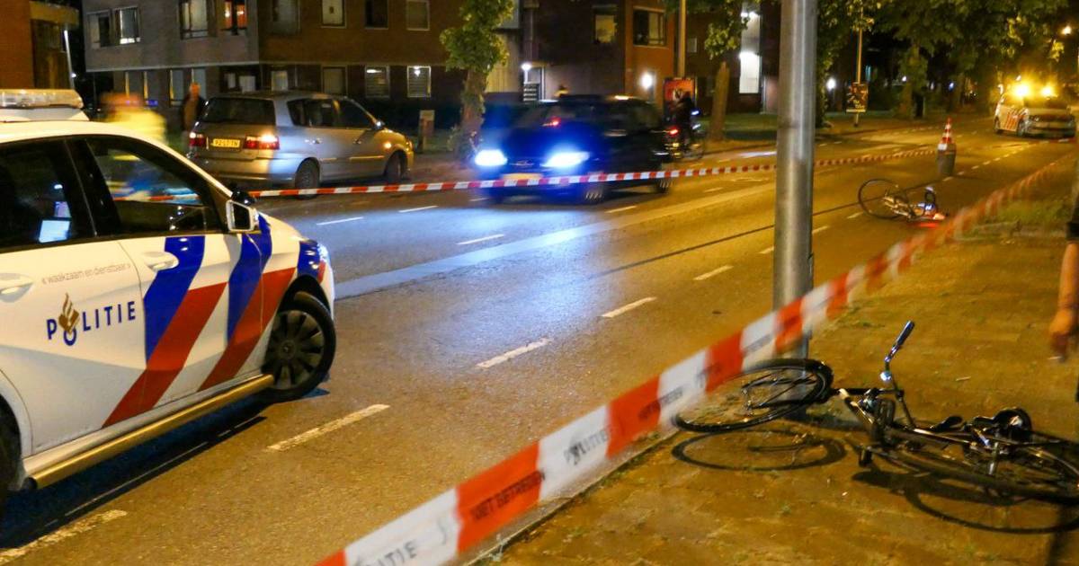 Fietsers gewond bij aanrijding in Enschede, automobilist rijdt door.