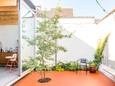 Een donker zeefdrukatelier werd een patiowoning vol licht voor Philippe en Eva