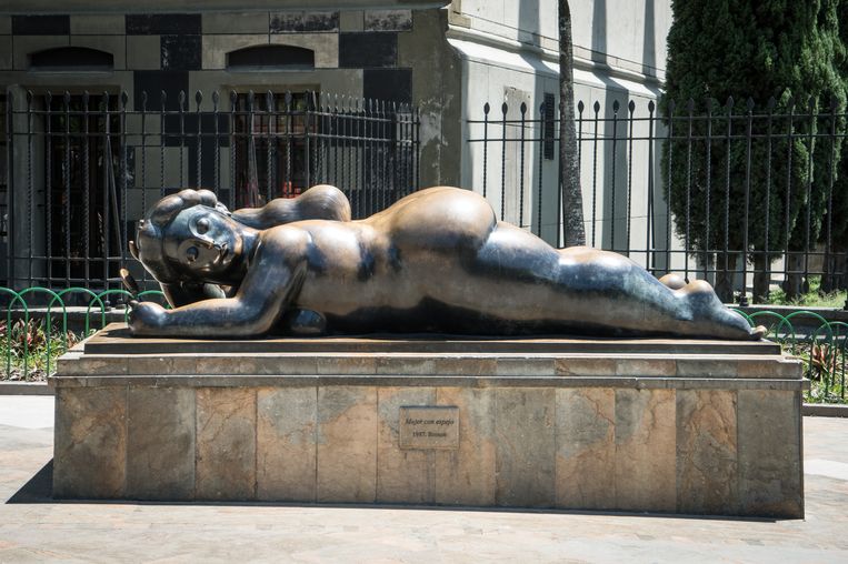 De voluptueuze vormen die beeldhouwer Botero gebruikt, zijn in Medellín het schoonheidsideaal. Beeld Thomas Eskenazi