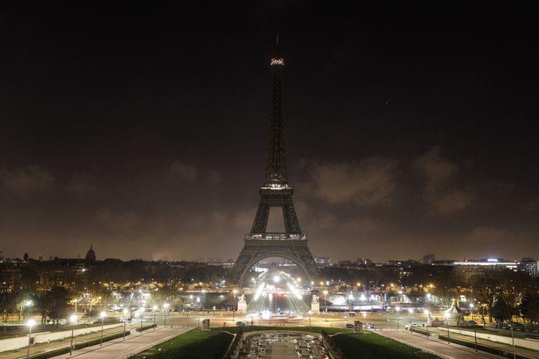 Een donkere Eiffeltoren op 13 december 2018, om de slachtoffers te herdenken van de schietpartij in Straatsburg, waar op 11 december drie doden en dertien gewonden vielen.  Beeld ANP / AFP