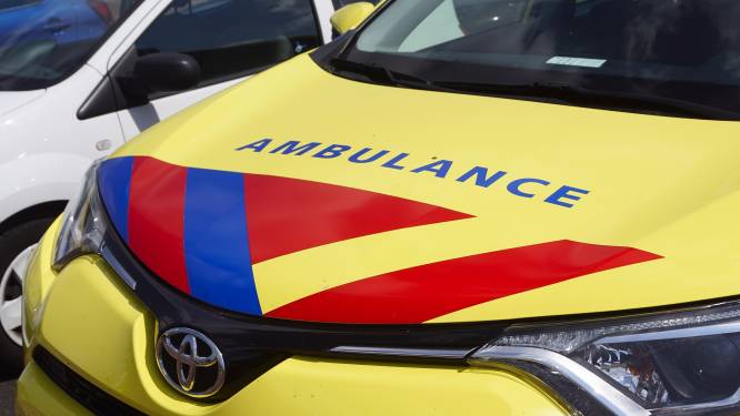 Auto vliegt over de kop in Zaandam: bestuurder gewond