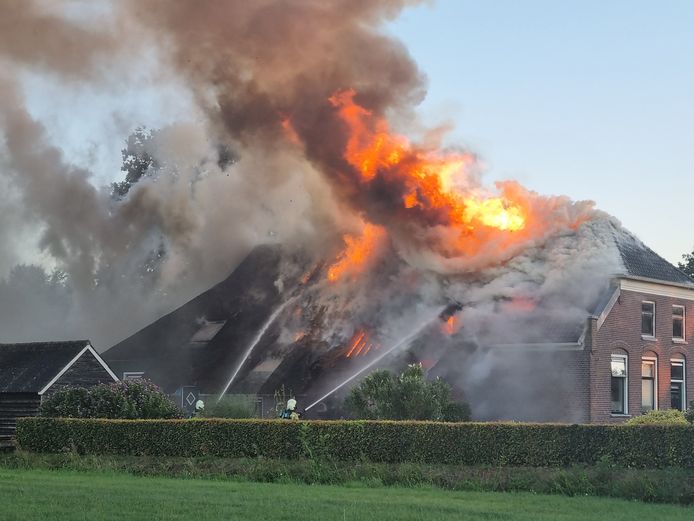 Een vuurzee op de eerste verdieping van een woonboerderij aan de Veendijk.