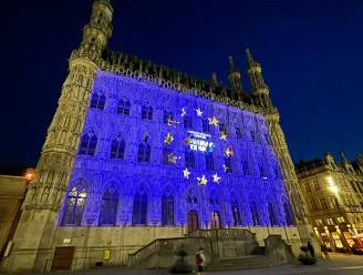 Historisch stadhuis opgelicht door imposante projectie van Europese vlag