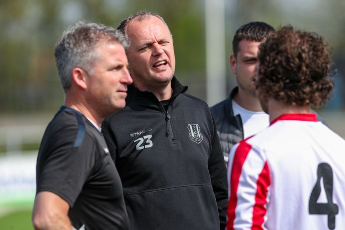 De trainers Mattijs van den Berg en Tom Slotman in gesprek met speler Stan Mues van Rigtersbleek in de wedstrijd bij Eilermark.