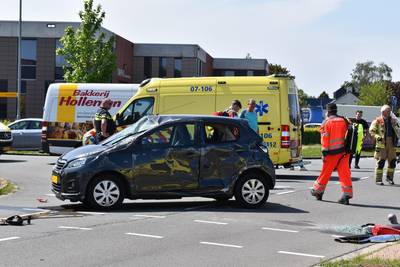 Auto over de kop bij botsing in Elst, twee gewonden