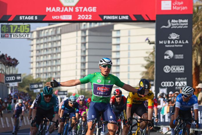 Jasper Philipsen komt juichend over de streep na zijn tweede overwinning in de UAE Tour.