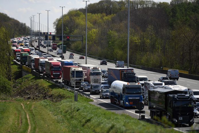 Vrachtwagenchauffeur overleden bij zwaar ongeval op E40 in Everberg