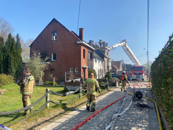 BRANST - Bij een zware brand in de Langenbergstraat in Branst bij Bornem zijn twee bewoners gewond geraakt. De ravage is groot. Twee woningen zijn volledig uitgebrand.