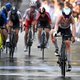 ‘Knecht’ Van Vleuten rijdt met breuk in elleboog naar tweede wereldtitel