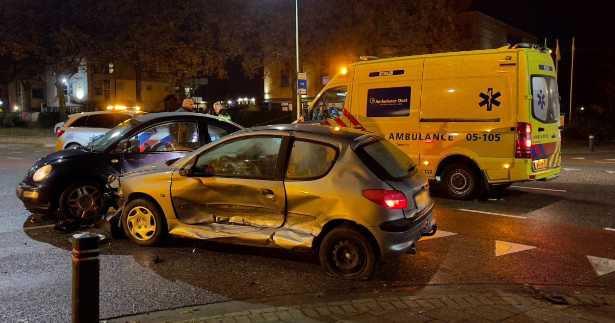 Gewonde en veel schade bij ongeluk tussen 2 auto’s in Oldenzaal.