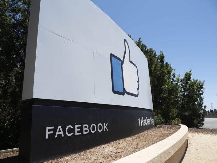 Het iconische Facebookduimpje aan het hoofdkwartier van het bedrijf in Menlo Park, Californië.