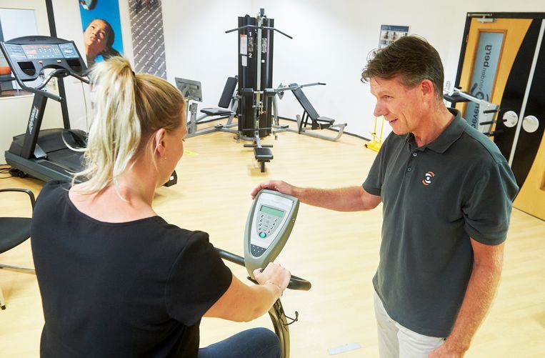 De Brabantse fysiotherapeut Mark van den Berg geeft hersteltherapie aan coronapatiënten. Beeld Van Assendelft Fotografie