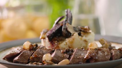 33. Hazenrugfilet met pastinaakpuree, champignons en paarse wortelen