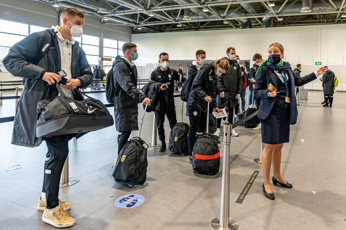 Spelers van voetbalclub Vitesse zondag op Schiphol, voor vertrek naar hun trainingskamp. Dat werd gisteren plotsklaps afgebroken, na positieve coronatests binnen de selectie.