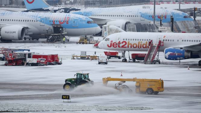 Sneeuw en ijs geselen Verenigd Koninkrijk: chaos op wegen en spoor, talrijke vluchten geannuleerd