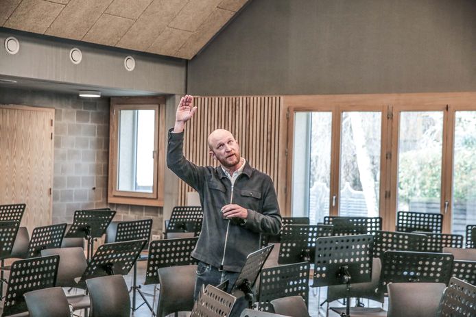 De nieuwe muziekzaal in het OC. David Claus van urbain architectencollectief geeft uitleg