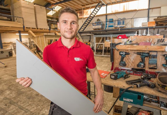 Renaldo de Witte van WHS tijdens zijn werk als timmerman.