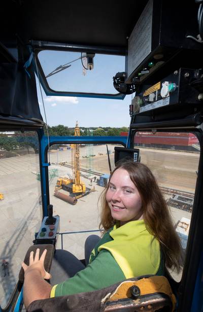 Purdy staat haar mannetje in de hoge torenkraan in Ede
