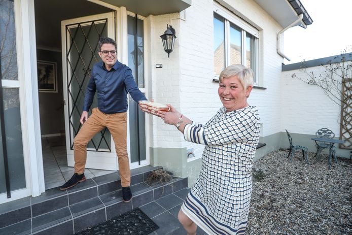 Viroloog Steven Van Gucht met zijn buurvrouw Conny Schoonjans.