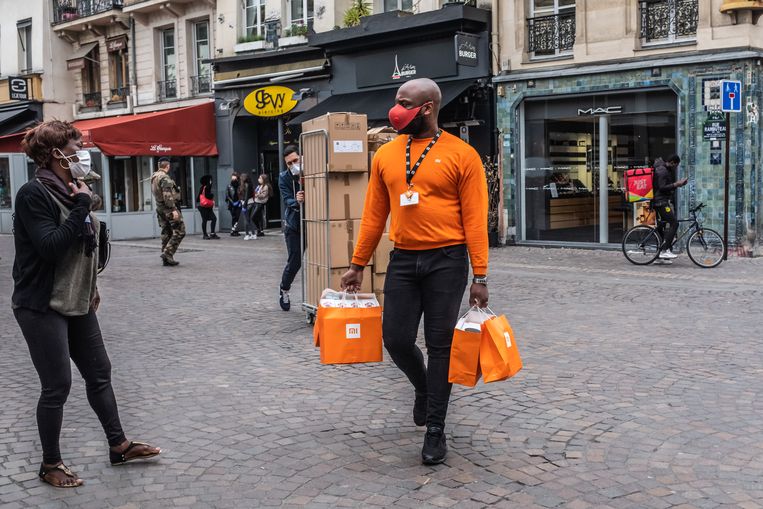  Voorzichtige bedrijvigheid in Parijs. Beeld Joris Van Gennip