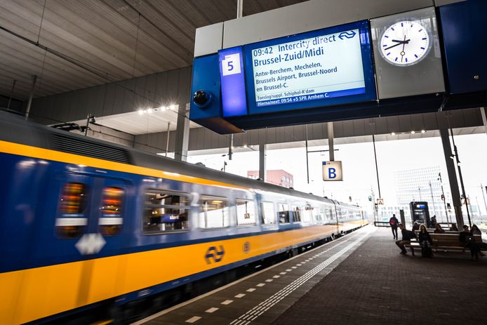 De reis per trein tussen Brussel en Amsterdam is vrijwel altijd sneller en altijd beter voor het milieu.