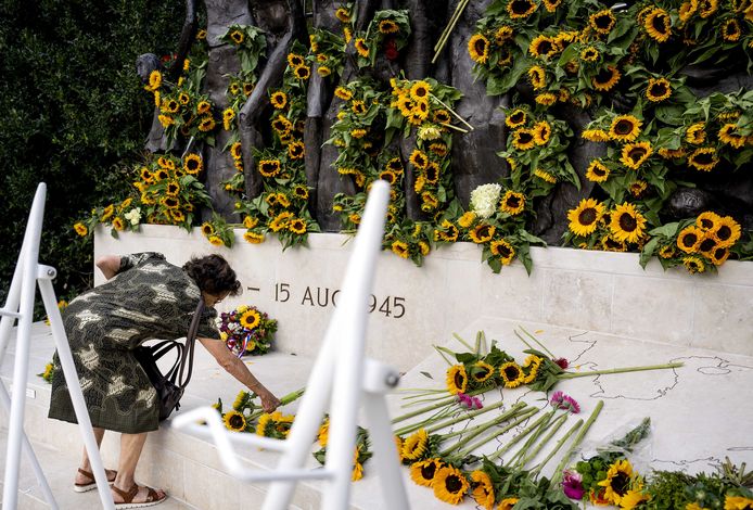 Seseorang menaruh bunga di Tugu Peringatan Endes selama upacara nasional penyerahan Jepang pada 15 Agustus 1945.