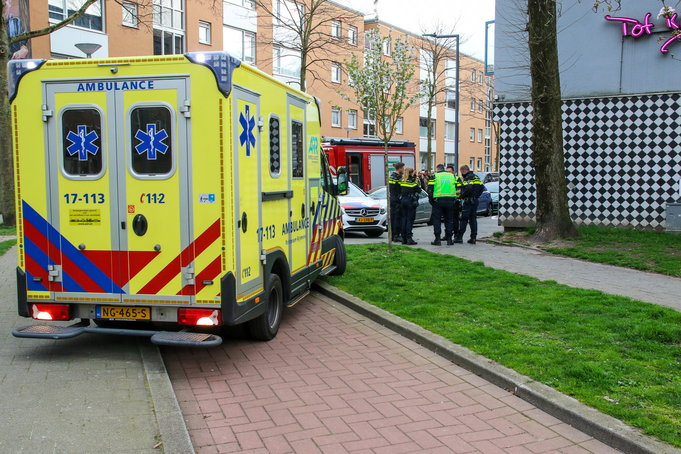 Brand in portiekflat in RotterdamCharlois zes mensen klachten na