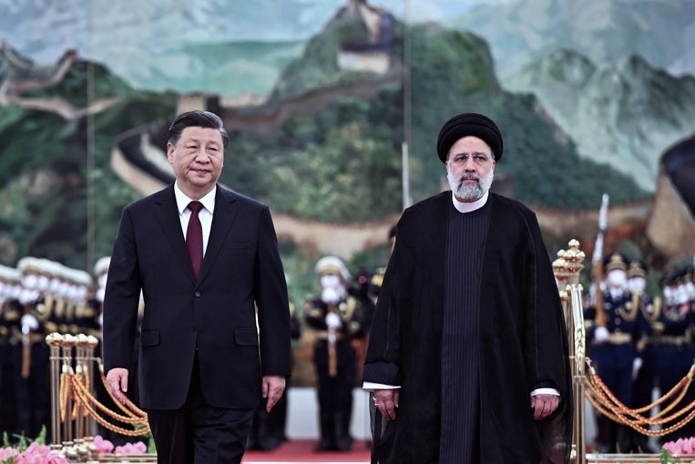 Iraanse president Ebrahim Raisi (rechts) op bezoek bij Chinese president Xi Jinping in Beijing afgelopen dinsdag.  Beeld AP