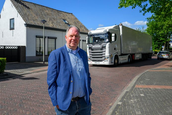 Wonen in Heerle is minder prettig door de vele vrachtauto's die door de dorpskern rijden. Raadslid Eric de Regt (VLP) wil dat er een oplossing komt.