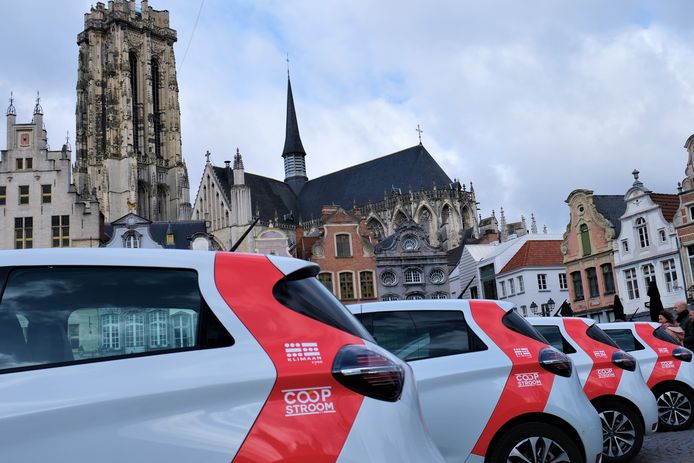 Burgercoöperatie Klimaan stelde op de Grote Markt van Mechelen zijn eerste elektrische deelwagens voor.