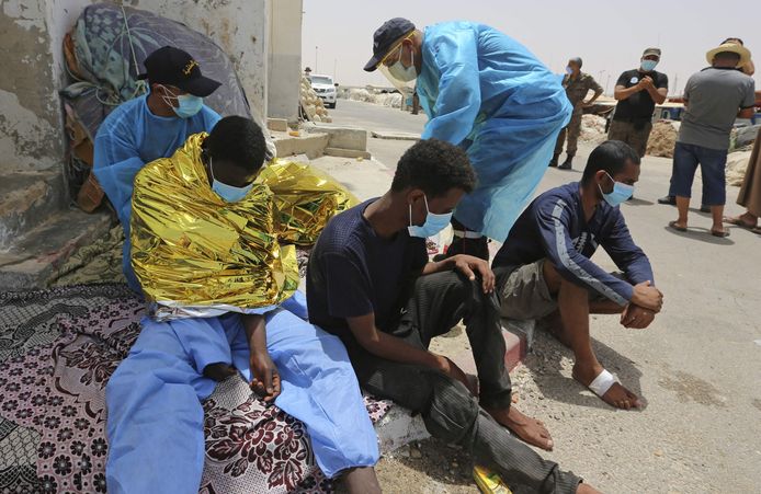 Migranten die vorig weekend door de Tunesische nationale garde gered werden nadat ze de Middellandse Zee probeerden over te steken.