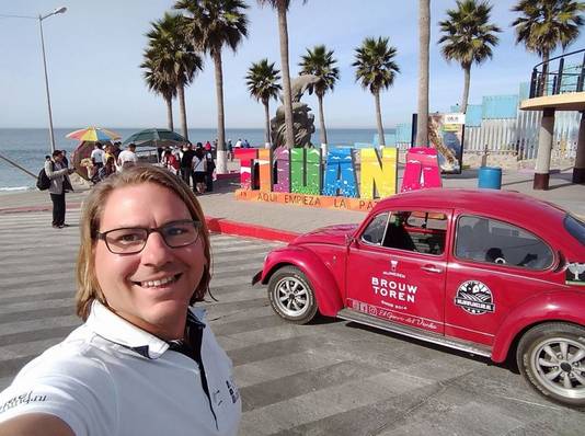 Dirk Lotgerink aan de Stille Oceaan in Tijuana, het beginpunt van zijn ontdekkingsreis door Mexico.