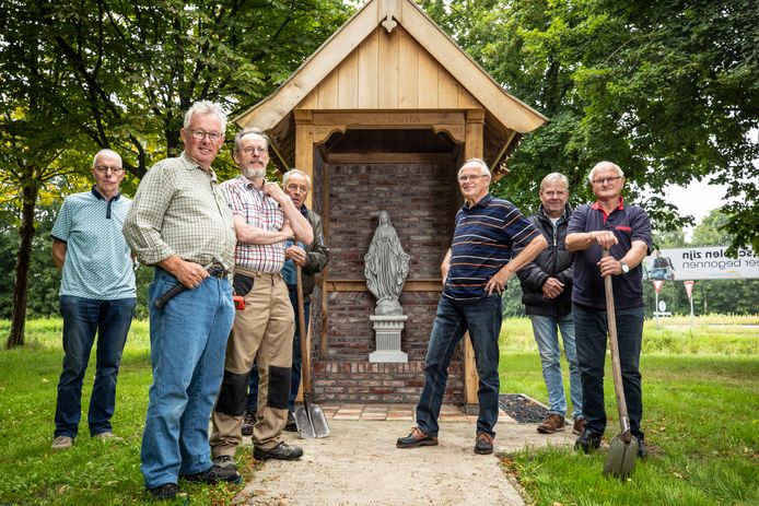 In Harbrinkhoek wordt zaterdag een nieuwe Mariakapel ingewijd. Met links op de voorgrond Gerard Franke (L) en Jan Rijnders (R).