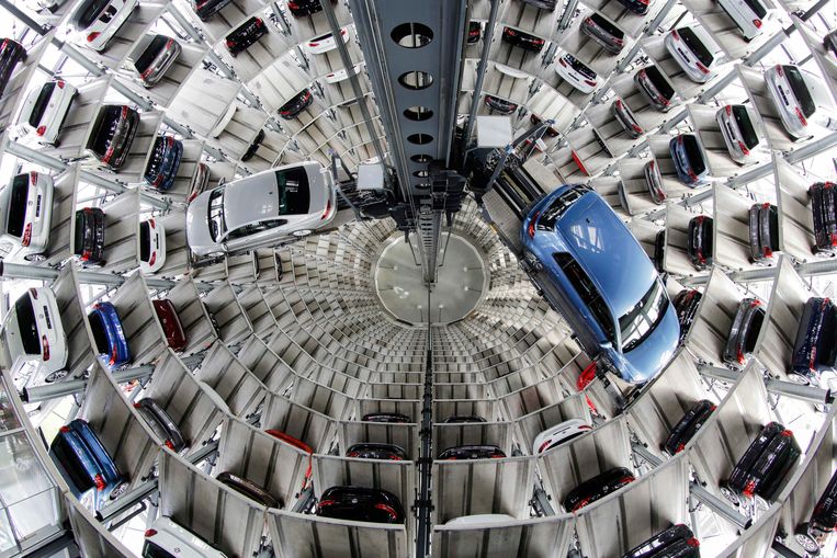 Binnenin een van de glazen auto-opslag silo's die Volkswagen in Wolfsburg heeft staan. Beeld AP
