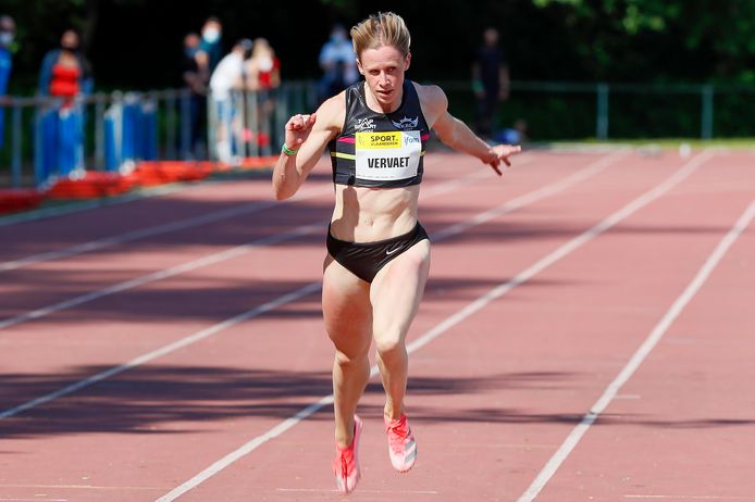 Imke Vervaet klokt een snelle 23.35 in Oordegem.